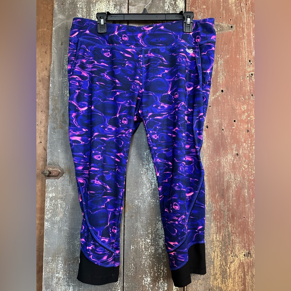 Women’s Size XL Purple & Pink Print Avia Capri Leggings